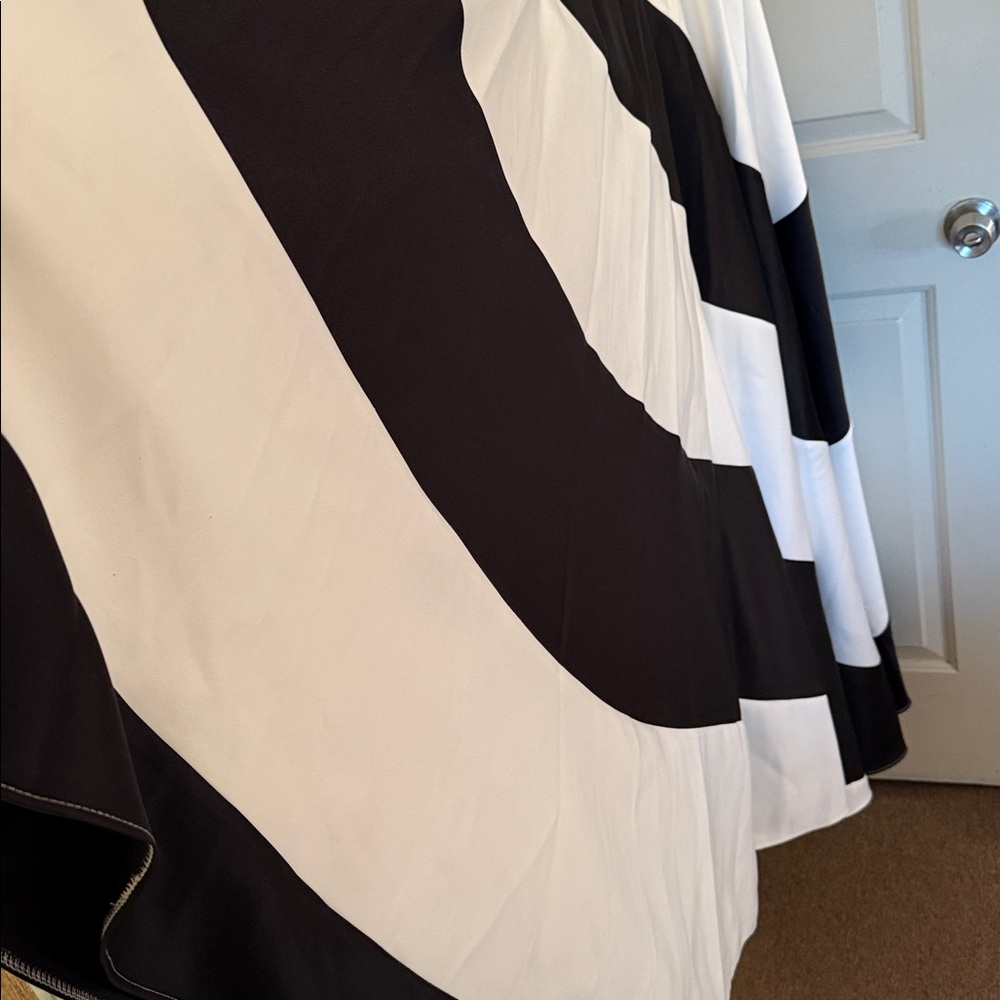 MAC DUGGAL
Black and White Striped Satin Strapless Ball Gown Anthropologie - Picture 9 of 14